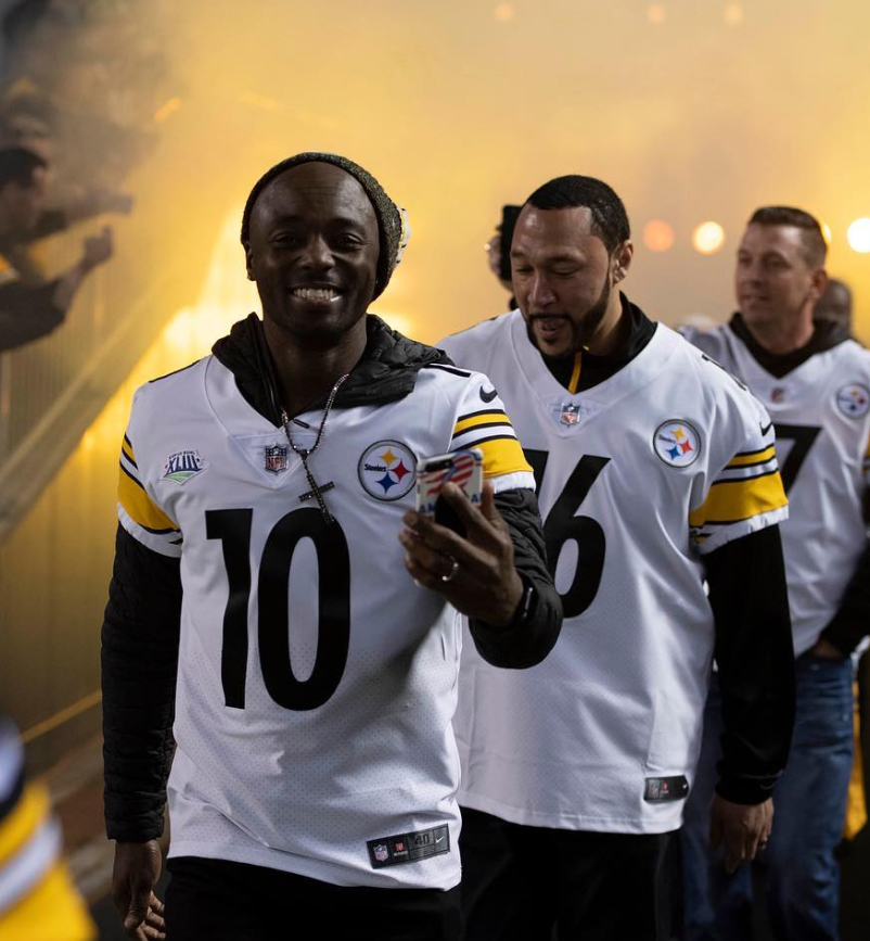 Santonio Holmes with his teammates