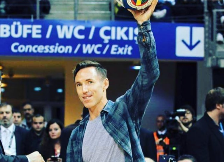 Steve Nash Waving Hand For His Fans