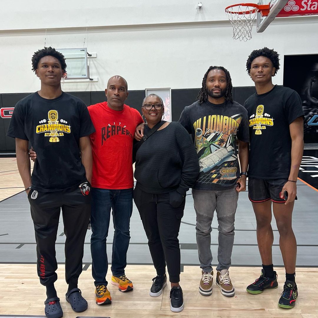 Thompson Twins With Their Parents & Elder Brother