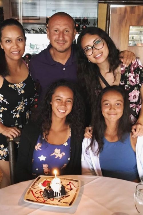 Leylah Fernandez With Her Family 