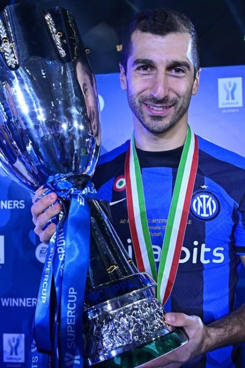 Henrikh Holding SuperCup From Inter 