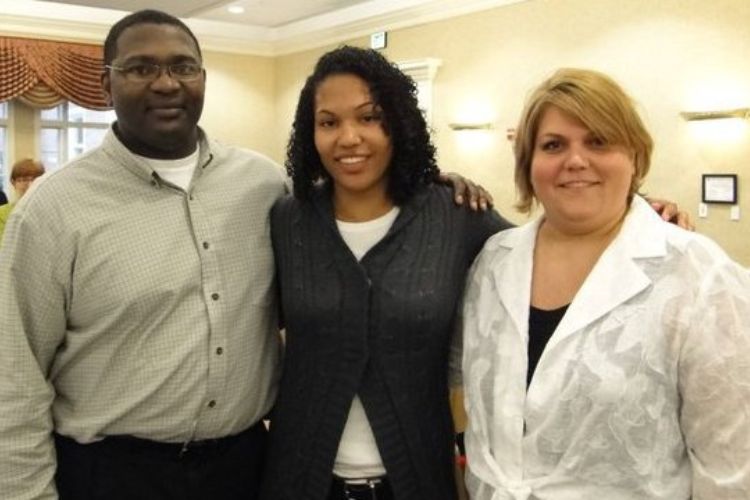 Alyssa Thomas Pictured With Her Parents, Bob And Tina In 2011