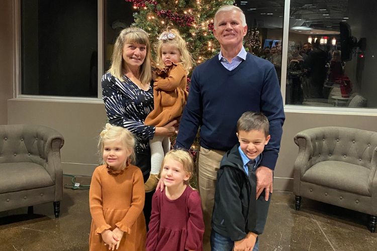 Ron And Patti Nimmo Pictured With Their Four Grandkids During Christmas 2021