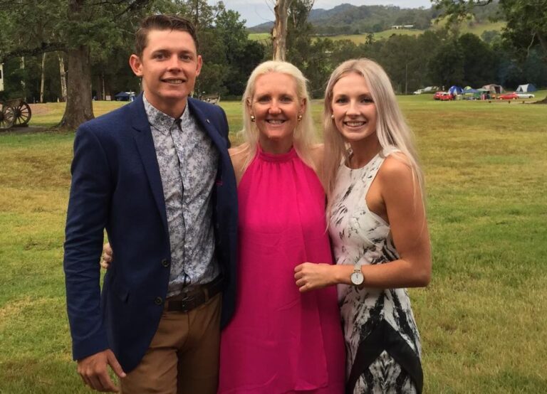 Cameron Smith Pictured With His Sister Mel Smith And Mom Sharon Smith In 2015