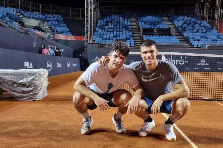 Carlos Alcaraz Poses With His Older Brother Alvaro During A Tennis Game In Rio