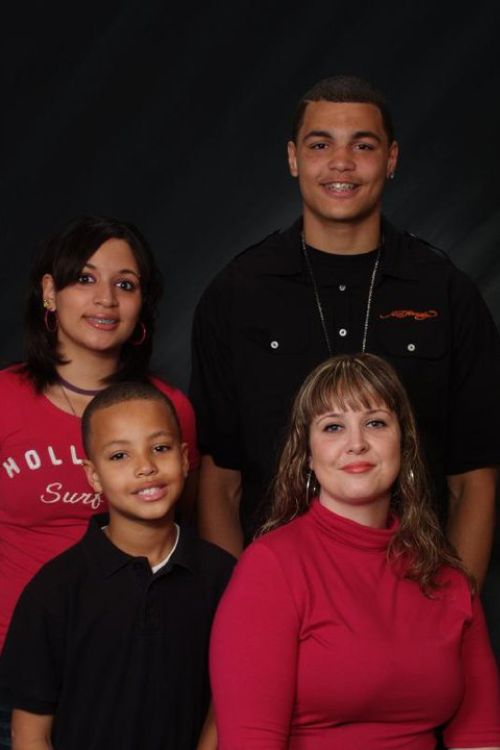 A Young Mike Evans Pictured With His Siblings And His Mom Heather In 2010 