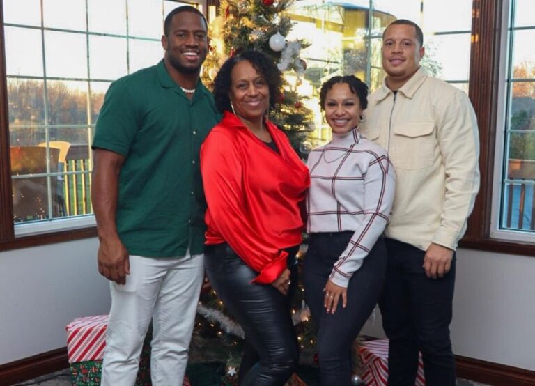 Nick Chubb (Left) With His Mom, Lavella, Sister, Neidra And Brother Zach Celebrating Christmas