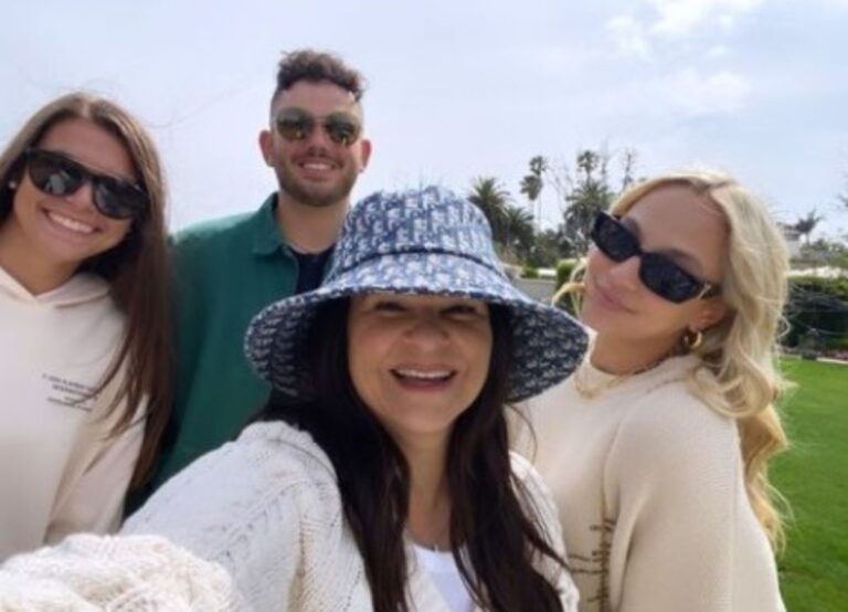Peyton Gelfuso (Right) Pictured With Her Family Last Year In 2022