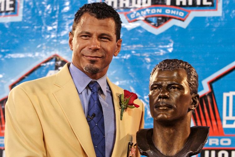 Rod Woodson With His Bust As He Gets Inducted Into The Hall Of Fame In 2009