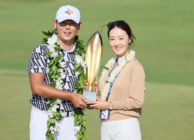 Si Woo Kim And Wife Ji Hyun Oh Hold The Sony Open Trophy In Hawaii In January 2023