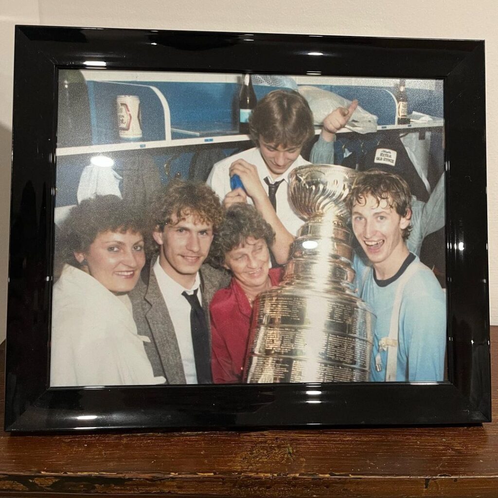 A Framed Photo Of Gretzky Brothers Dedicating Their Award To Their Mother