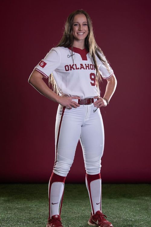 Jordy Bahl Posing In Her Team's Kit