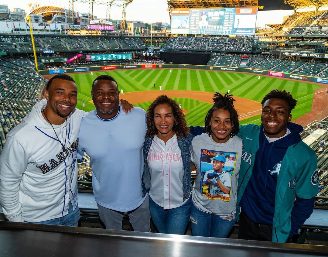 Ken Griffey Jr With His Wife Melissa And Kids Trey, Trevin & Taryn