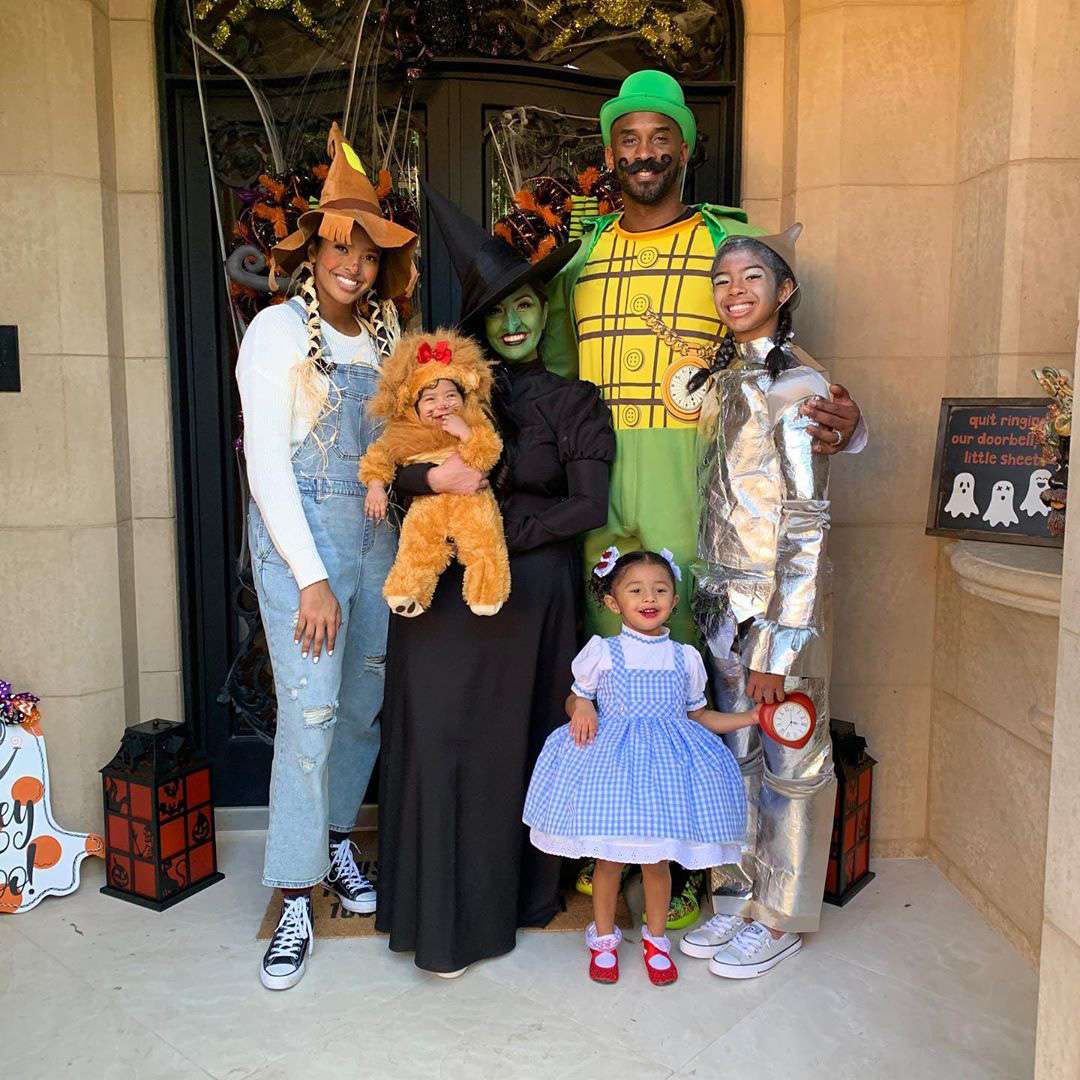 Kobe With His Wife Vanessa And Daughters Celebrating Halloween 