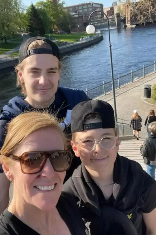 Leo Carlsson With His Younger Brother And Mother