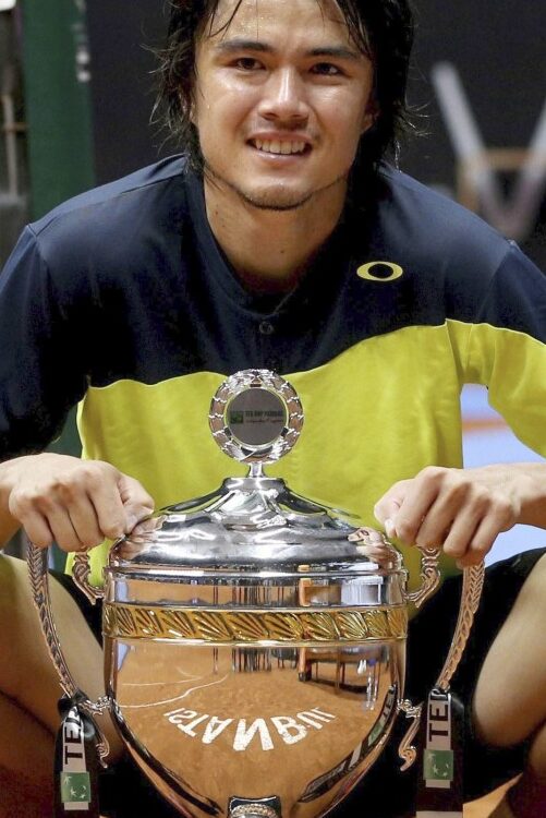 Taro Daniel with his first ATP tour trophy In Istanbul (Source: Kyodo News)