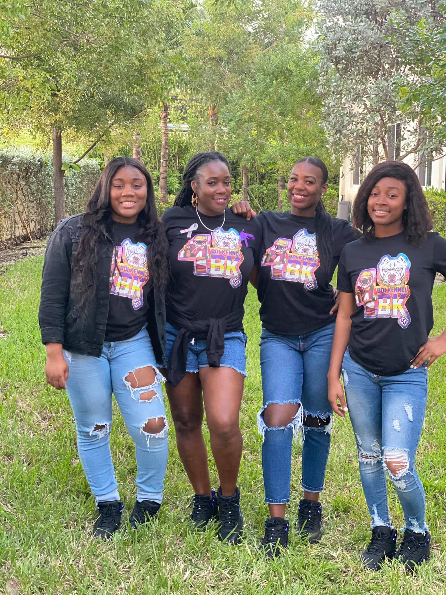 Dalvin Cook Sisters Along With Their Mom, Varondria White (Second From Left) Pose For The Camera