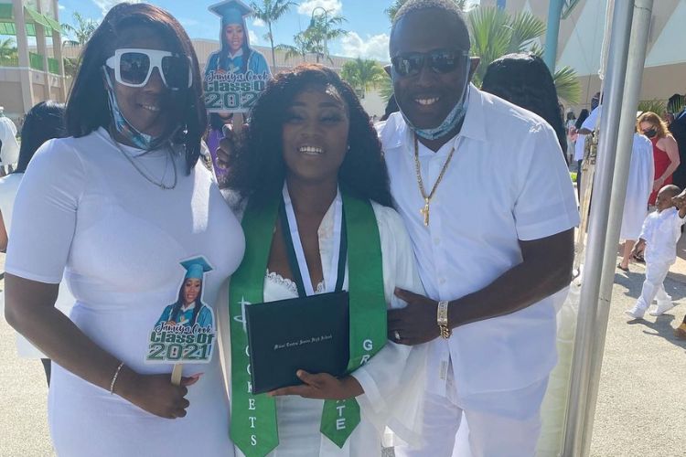 Jamiya Cook Pictured With Her Mom Varondria And Her Husband After Graduating In 2021