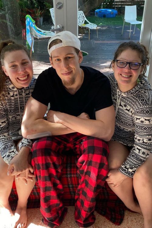 Kelly Pictured With His Sisters, Jesse(R), And Maya(L) In A Photo Shared In 2016