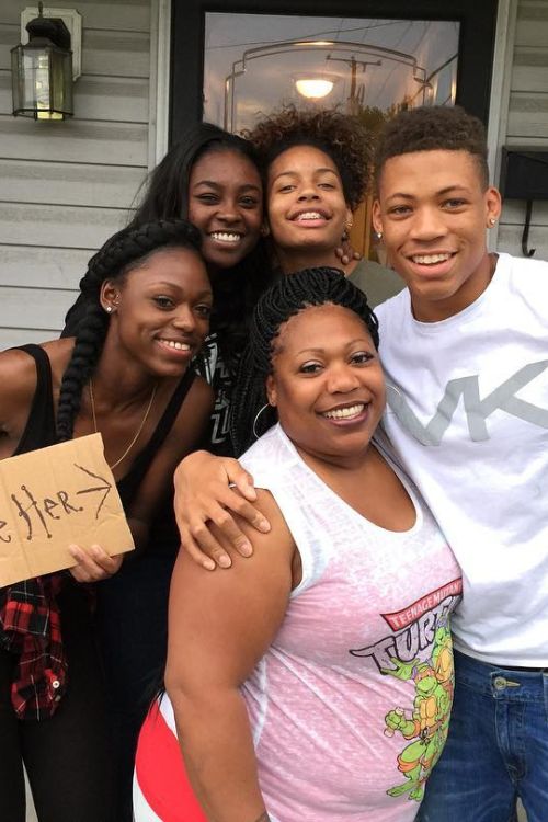 Keyontae Johnson Pictured With His Mom, Sharnika, And Two Sisters, And One Cousin