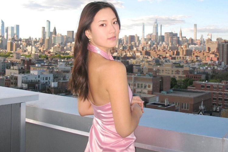 Nicole Li Pictured At The Rooftop Of New York Building In May