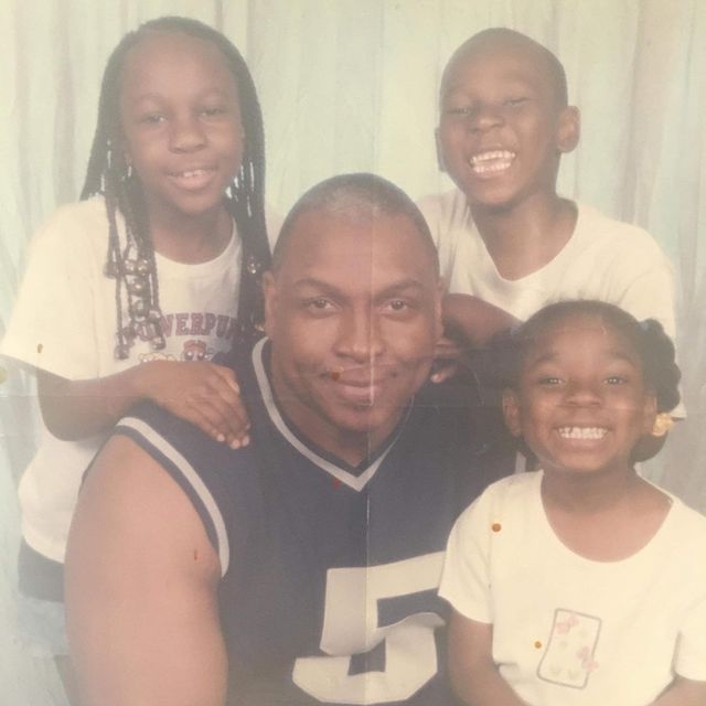 Childhood Picture Of Jamaal With His Father And Sisters