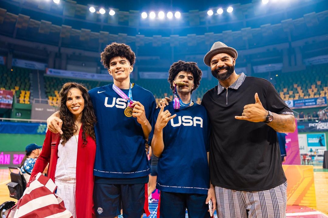 Cameron Boozer With His Parents & Brother