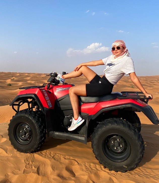 Floor Hart During Her Travel In Dubai