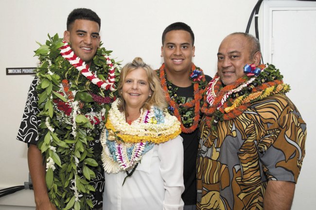 Marcus Mariota Pictured With Family After He Was Drafted In 2005 NFL Draft