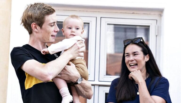 Jonas With His Wife And Daughter