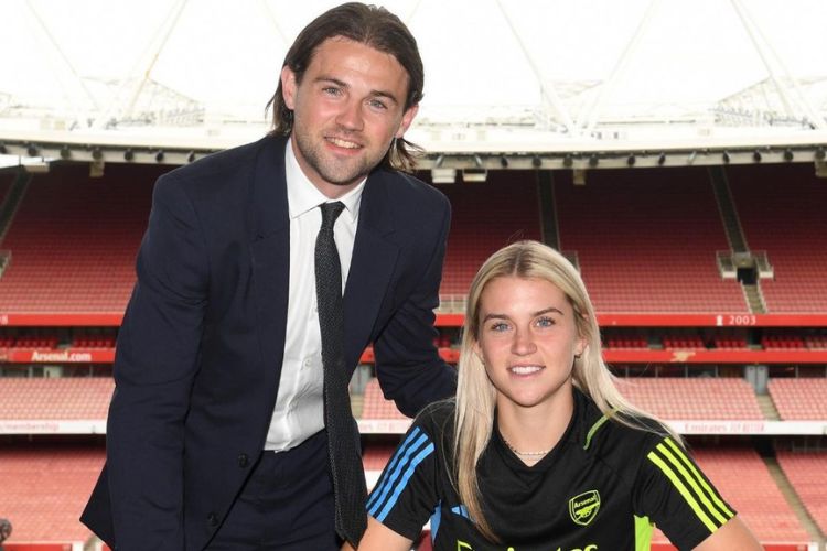 Alessia Russo Pictured Signing For Arsenal With Her Brother/Agent Luca, Beside Her In 2023
