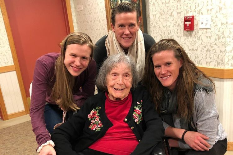 From L To R: Abigail, Amanda And Alyssa Pose With Their Grandmother On Her 100th Birthday In 2018