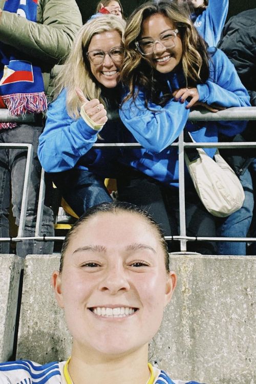 Carleigh Frilles Takes A Selfie With Her Mother, Meredith, And Sister Alexandra During The Women's World Cup Tournament 