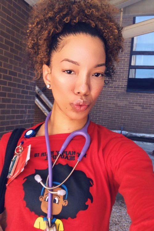 Daiyaana Shared A Picture Of Her Getting Off Her Nurse Duty In 2020