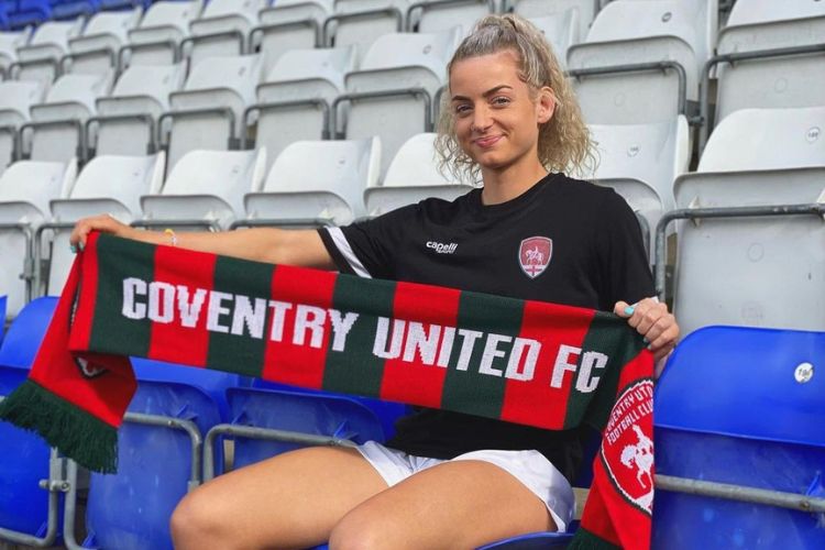 Ellie Holding The Green And Red Scarf Of Coventry United After Signing For The Team In 2022