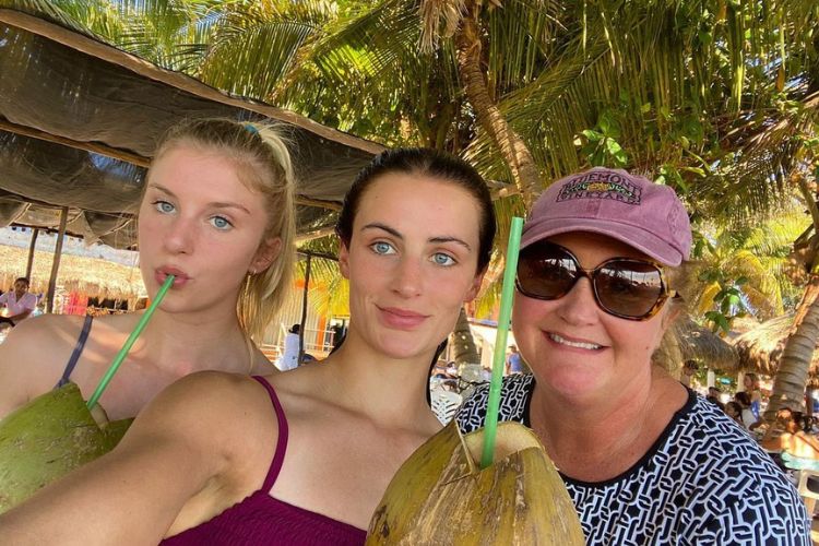 Emily Fox With Her Mother  Leslie Fox And Sister Lauren Fox During A Vacation In January 2020