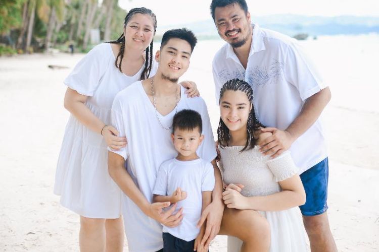 Kai Sotto Pictured With His Siblings, Erin(Bottom Right), And Kimothy, And His Parents In 2021