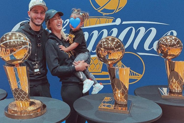 Michelle Wie And Jonnie West Pose With Their Daughter And The Championship Trophies In 2022