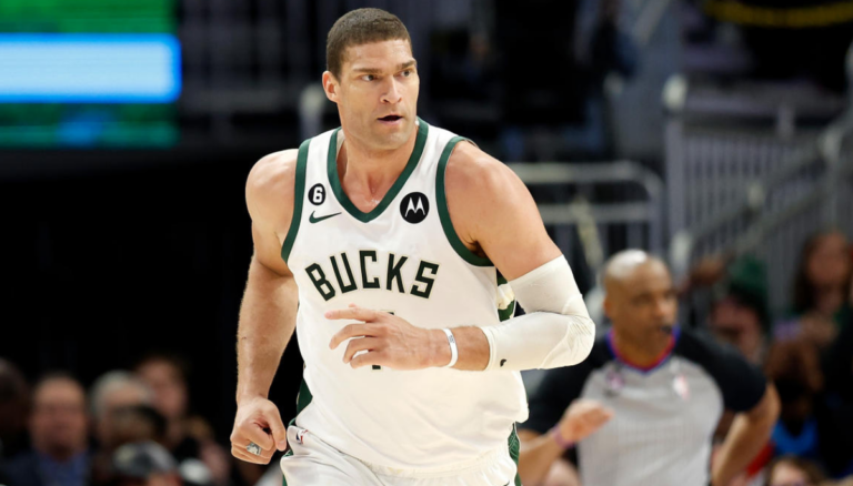 Brook Lopez Has One Twin Brother And Two Other Brothers