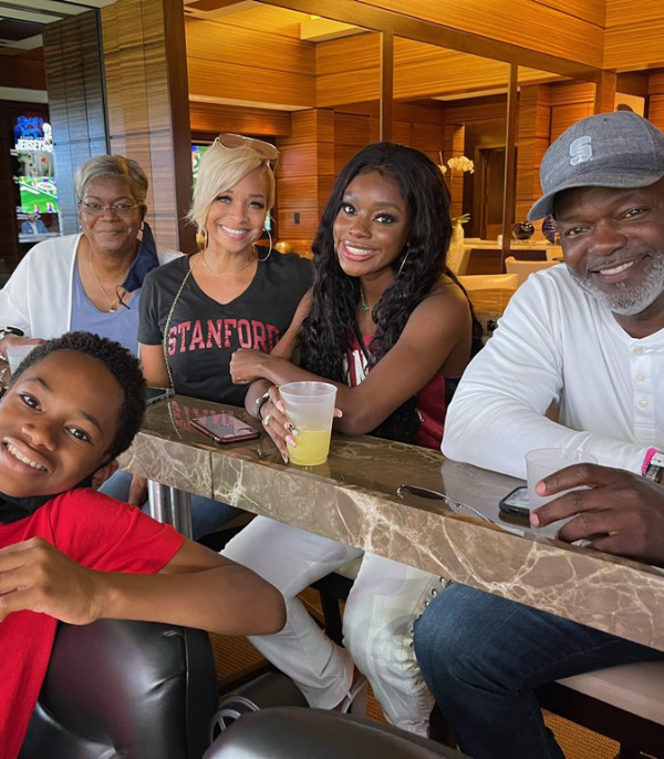 Emmitt Smith With His Family And Sister Watching A Game