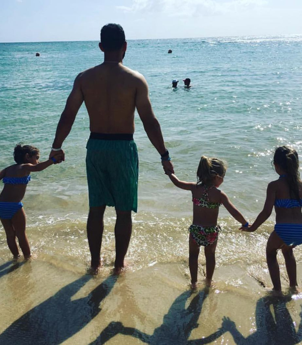 Jose Bautista With His Daughters On Beach (Source: Instagram)