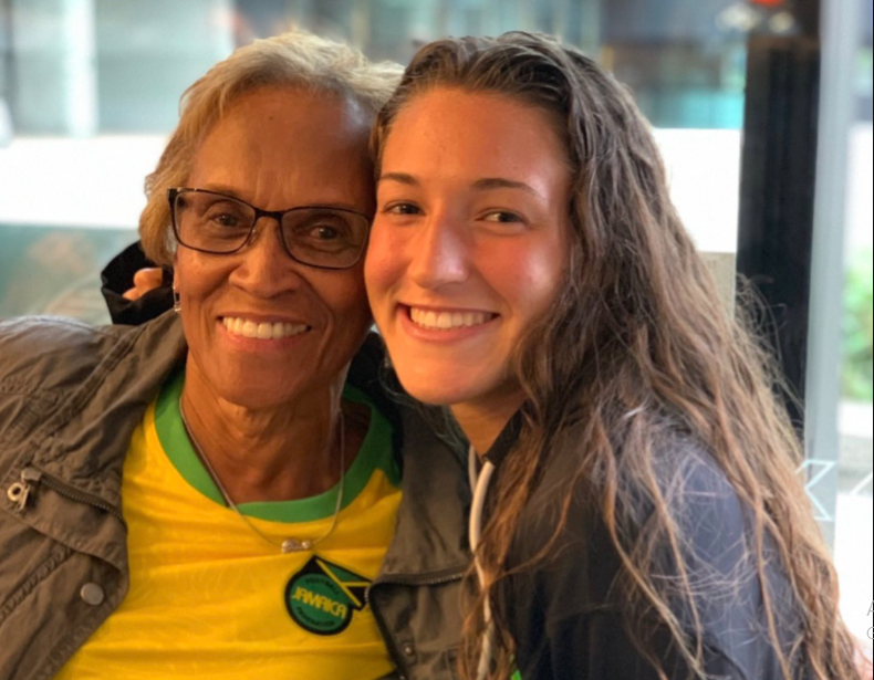 Sydney Schneider With Her Mother, Andrea