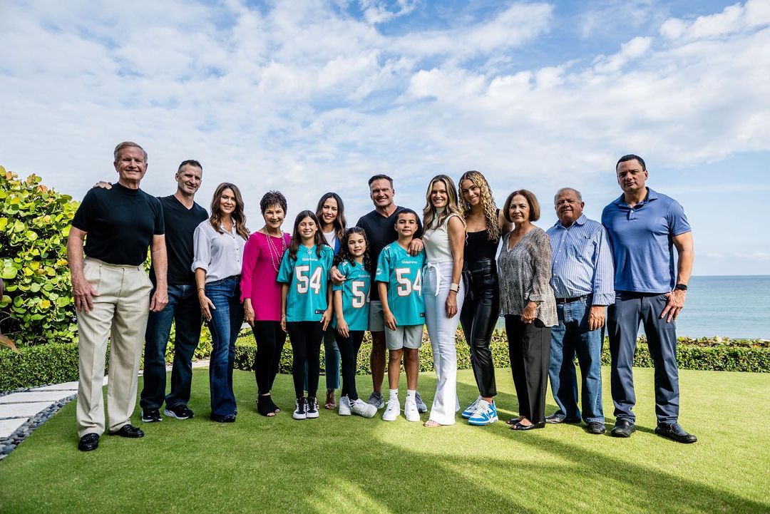 Thomas Family Getting Pictured As Zach Thomas Was Elected To The Pro Football Hall Of Fame