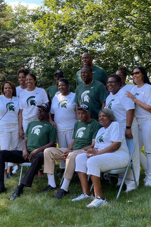 Magic Johnson With His Parents And Siblings Celebrating His Late Father 87 Birthday