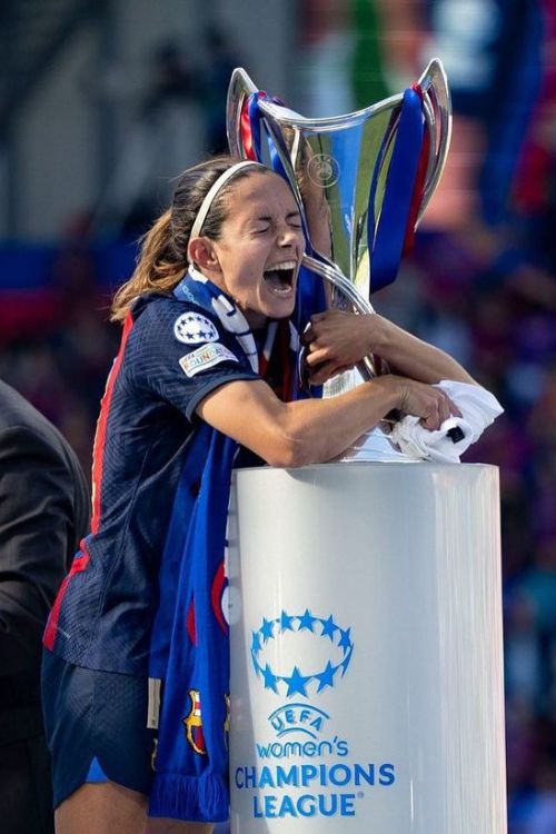 Aitana Bonmati Hugs The Champions League Trophy After Defeating Wolfsburg In The Finals 