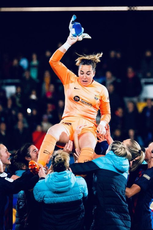 The Barco Goalkeeper Cata Coll Is Lifted By Her Teammates As She Returns To The Side After Being Sidelined By Injury For 400 Days 