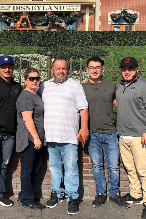 Alejandro Kirk With His Parents And Siblings