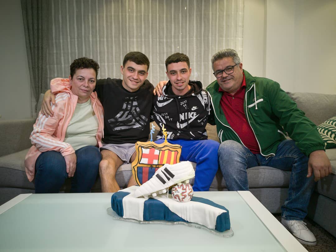 Pedri With His Parents And Brother
