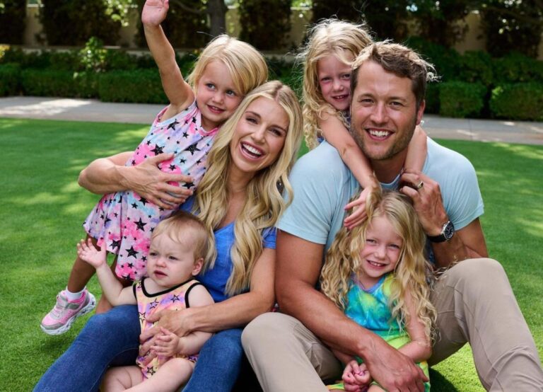Matthew Stafford With His Wife Kelly And Daughters