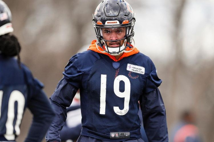 Equanimeous St Brown Pictured In The Chicago Bears Training Gear In 2022